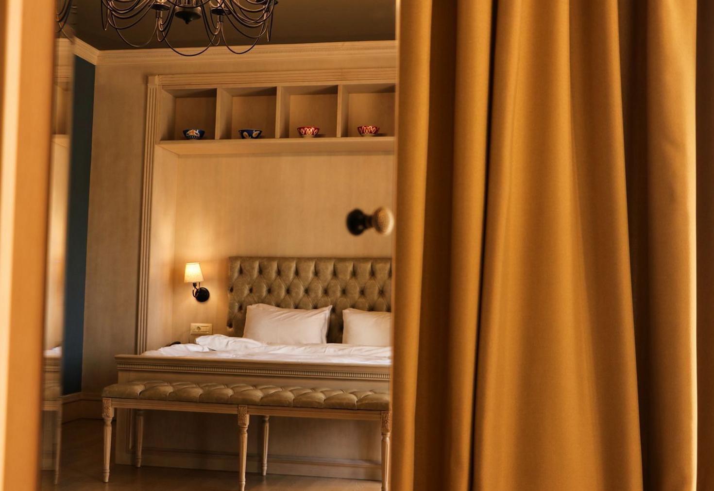 Elegant The Vintage Crown Hotel Room